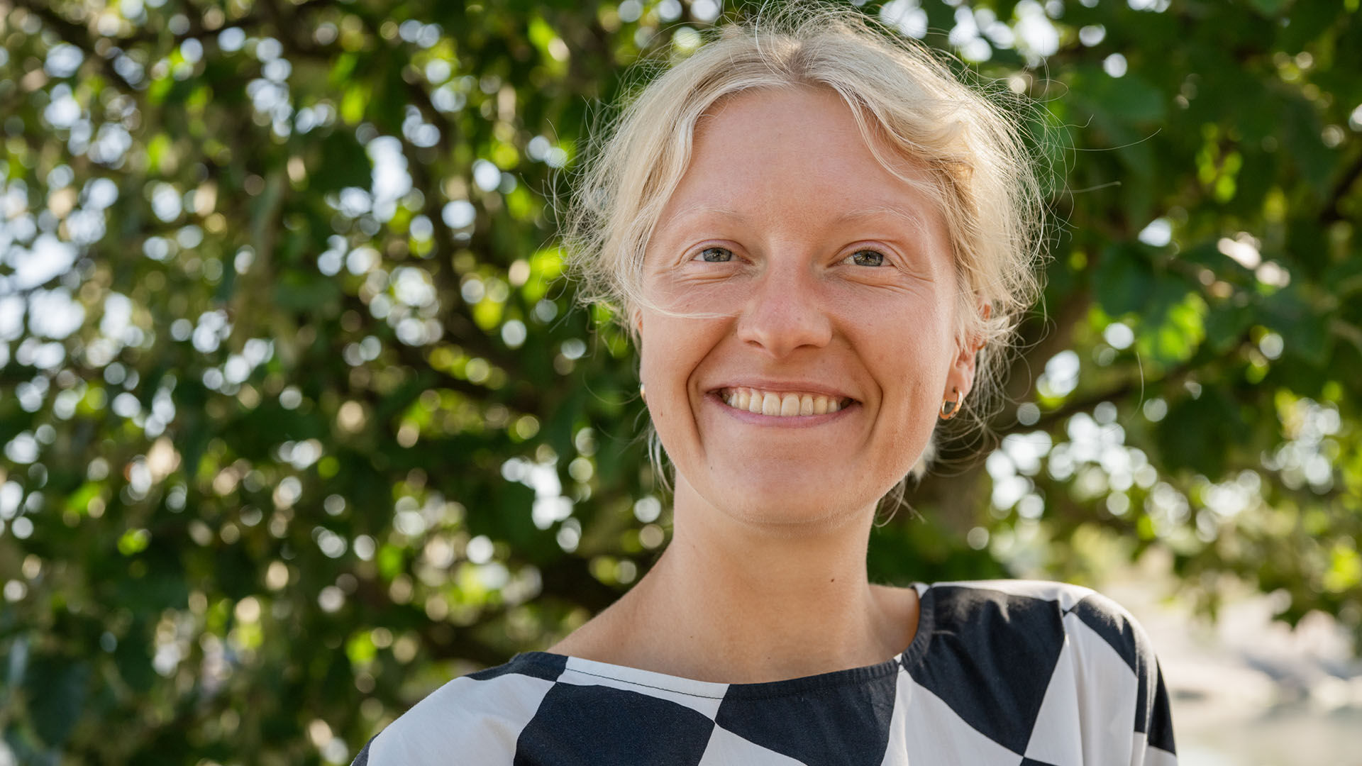 Hymyilev&auml; nainen